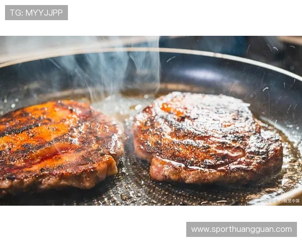 哈兰德冰箱里塞满牛排，训练完直接生啃