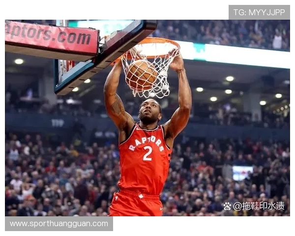 杨瀚森训练场上拼成狠角色，下场就爱穿超大拖鞋，真是两个极端生活剧本