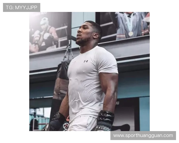 约书亚训练完顺手买了辆法拉利，说油费比蛋白粉便宜