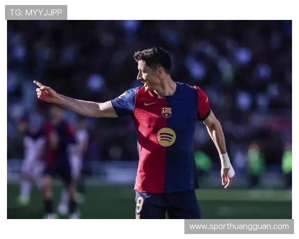 莱万每天五点起床练射门，老婆说他连做梦都在找球门